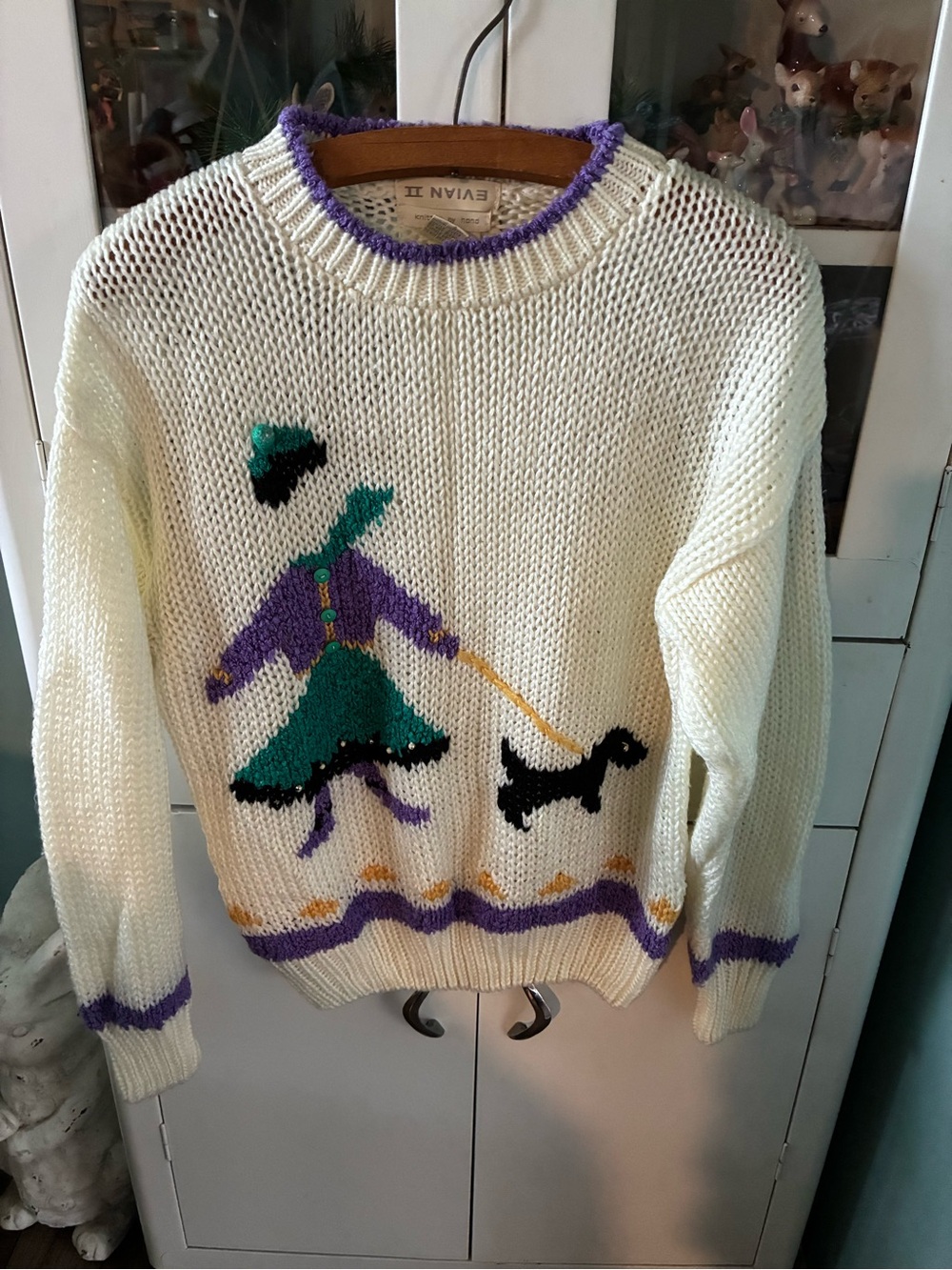 II Naive sz M Cream Knit Sweater Vintage euc Dog Walking Lady